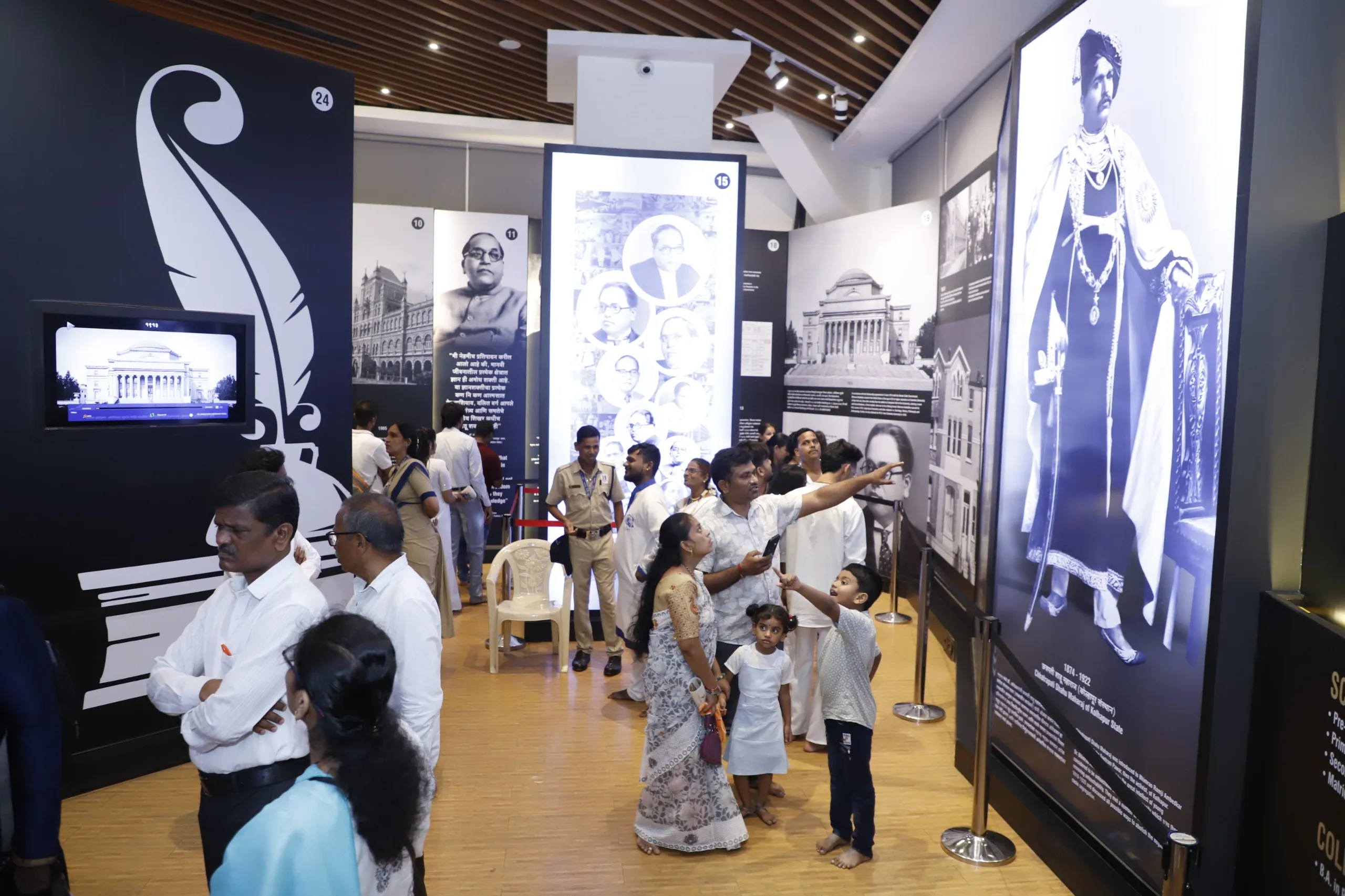 Aajchi Navi Mumbai | हजारो नागरिकांचे महामानवाला अभिवादन