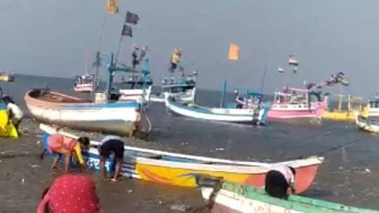 Aajchi Navi Mumbai | 15 एप्रिलपासून बोटी नांगरून जेएनपीटी प्रशासनाचा निषेध