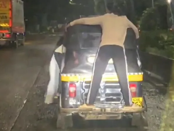 Aajchi Navi Mumbai | रिक्षावर स्टंटबाजी करणाऱ्यांवर कारवाई