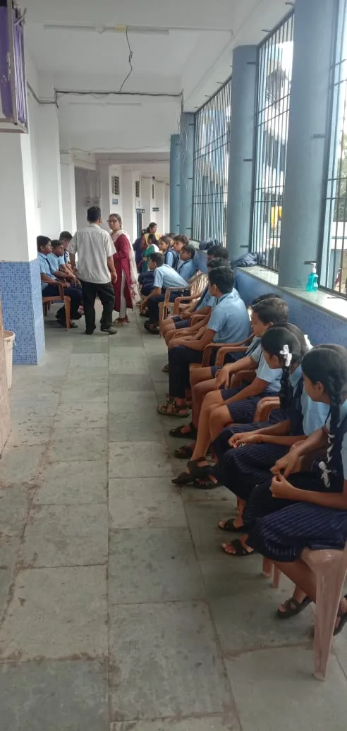 Aajchi Navi Mumbai | शाळेची फि न भरल्याने विद्यार्थ्यांना बसविले वर्गाबाहेर