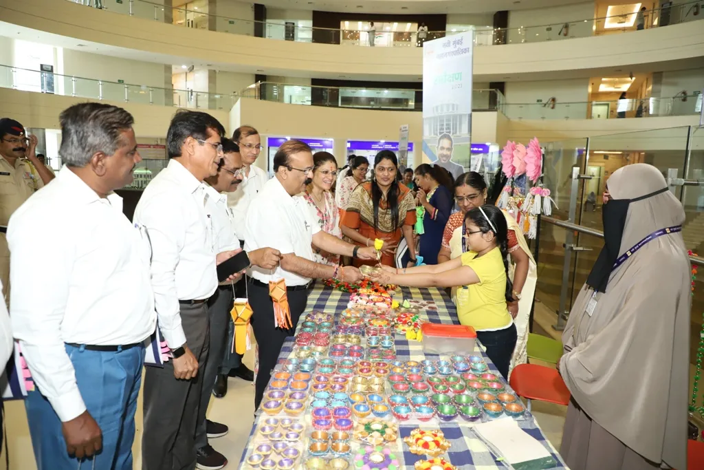 Aajchi Navi Mumbai | दिव्यांगांनी निर्मिलेल्या दिवाळी साहित्य प्रदर्शनाला...