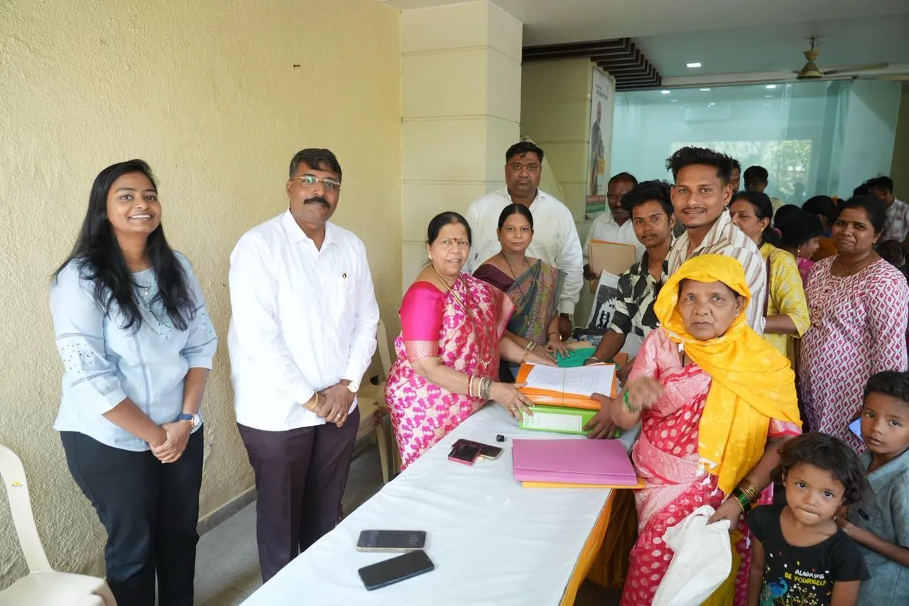 Aajchi Navi Mumbai | पुनर्वसनासाठी झोपडपट्टीधारकांची कागदपत्रे जमा