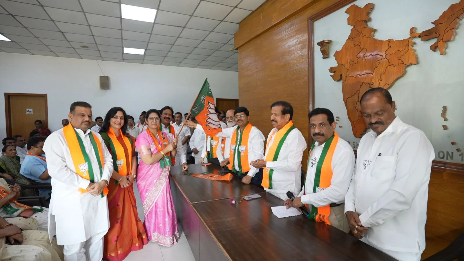 Aajchi Navi Mumbai | शरद पवार गटाच्या महिला जिल्हाध्यक्ष सलुजा सुतार भाजपात