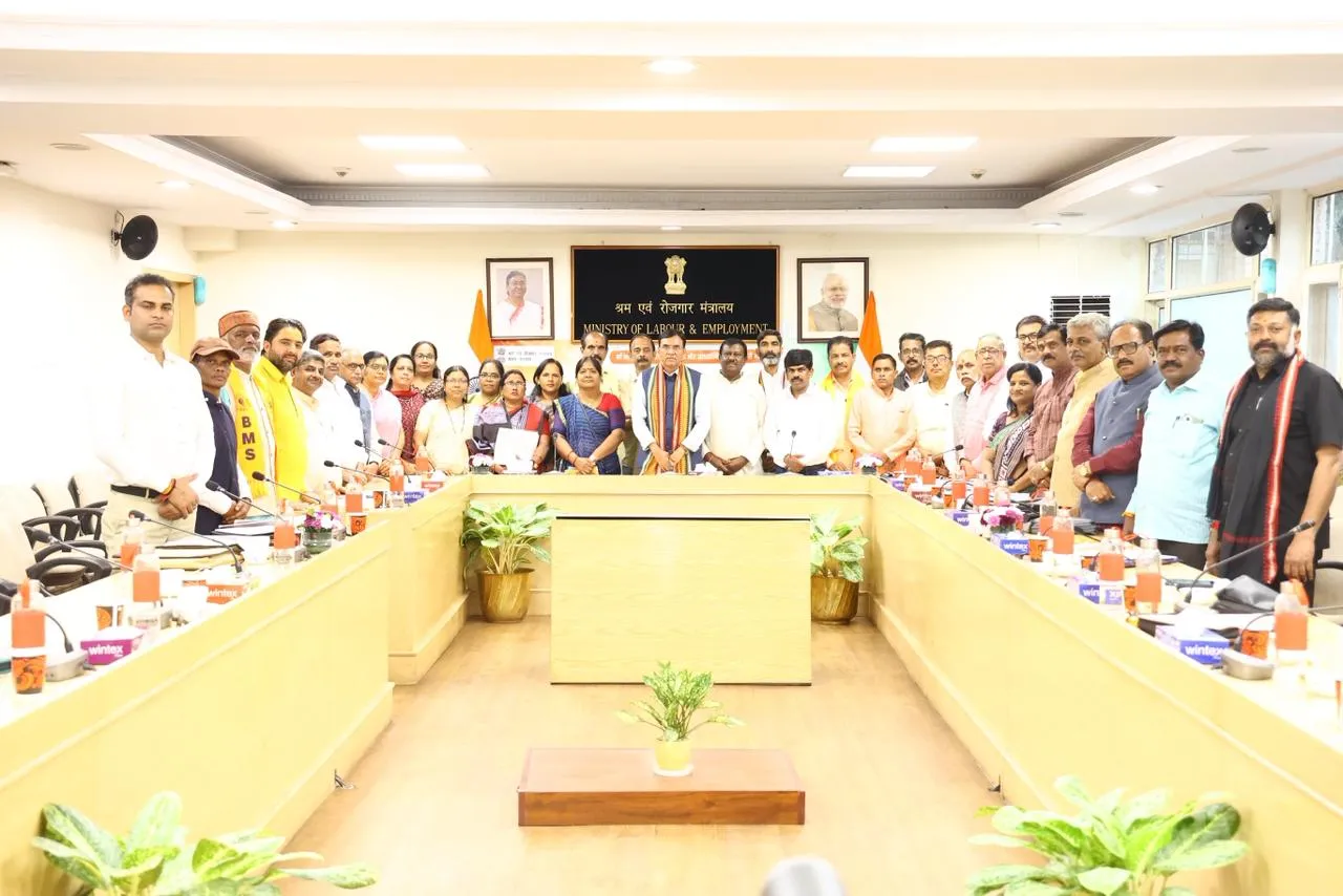 Aajchi Navi Mumbai | असंघठित कामगारांना सामाजिक सुरक्षा देणे सरकारचे...