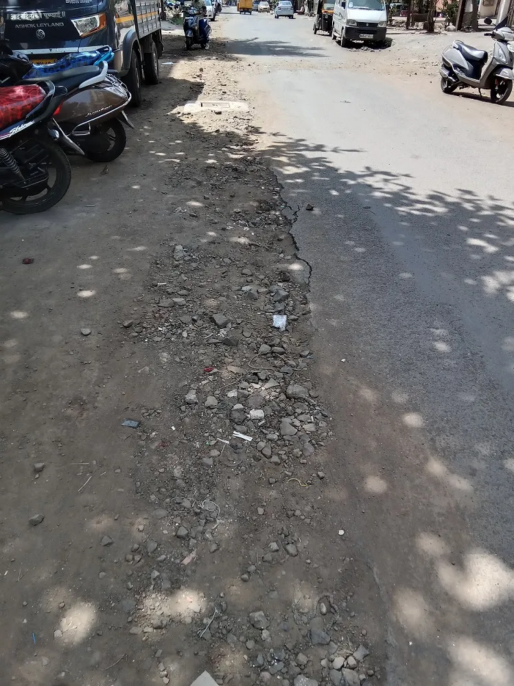 Aajchi Navi Mumbai | कामोठेत खोदकामांमुळे रस्त्यांची चाळण